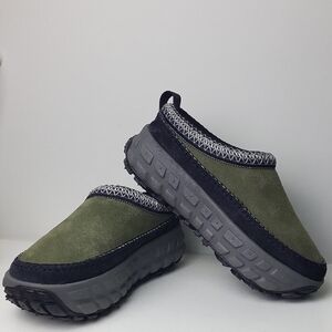 NWOT Venture Daze Unisex UGG Slip-On Outdoor Moccasine - Olive Green. Size 9